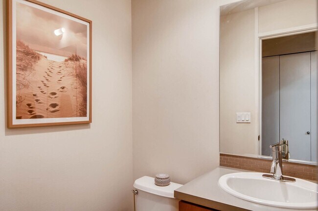 Building Photo - 2 Bedroom Loft Style Townhome Near Microsoft!