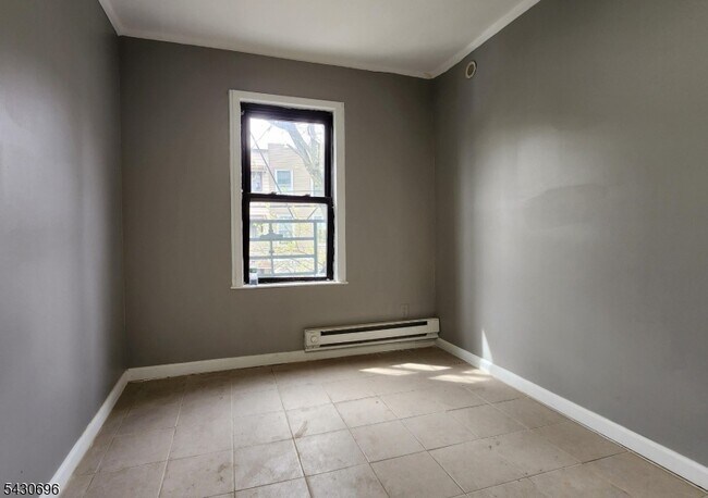 Building Photo - 423 2nd St