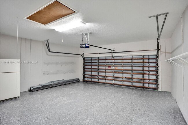Building Photo - 2553 Jardin Manor