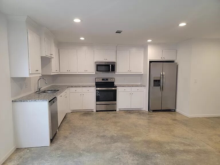 Building Photo - 244 Skylane Dr