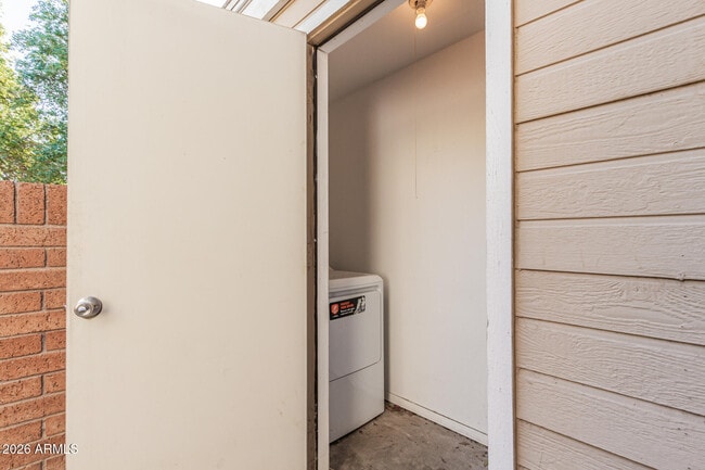 Building Photo - 625 S Westwood