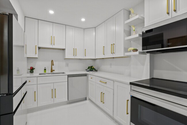 Building Photo - 170 N Ocean Blvd