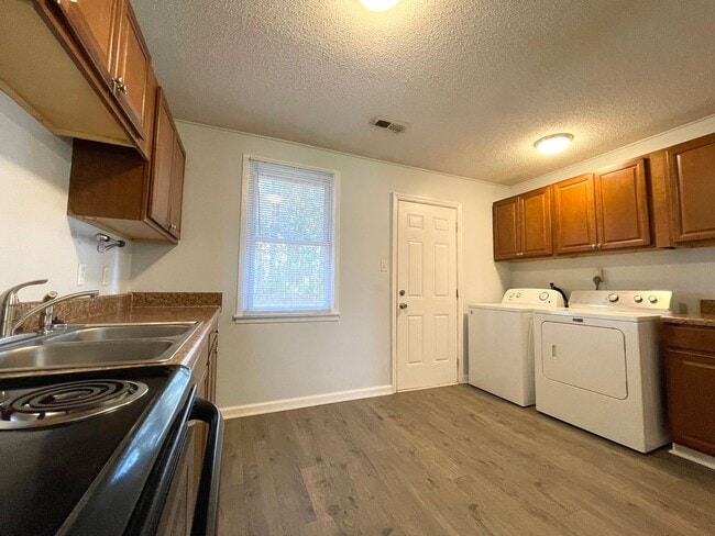 Building Photo - Welcome to Elm Street!