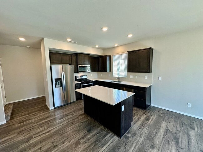 Building Photo - 4 Bedroom Home with Attached 2 Car Garage!