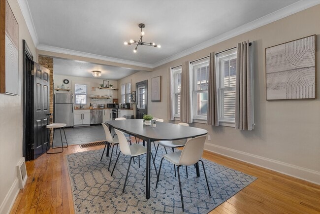 Building Photo - 340 E Clarence St