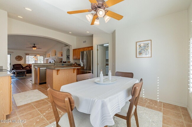 Building Photo - 36500 S Rock Crest Dr