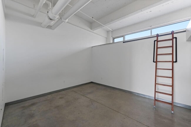 Building Photo - 700 N Washington Ave