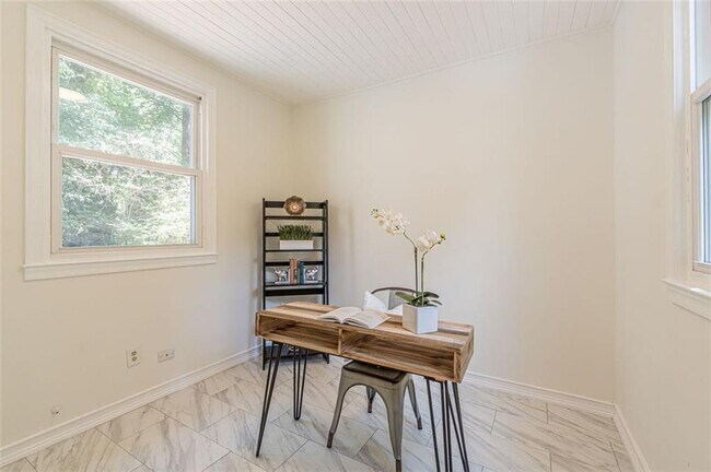 Building Photo - 1226 Thomas Rd