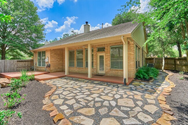 Building Photo - 118 Robindale Cir