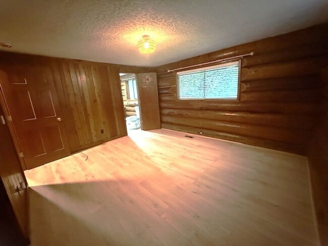 Building Photo - Charming 3BR Country Log Home in the Willamette Valley