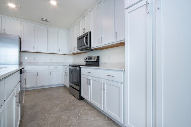 Building Photo - Riverfront Condo - 2 bed - 2 bath for rent