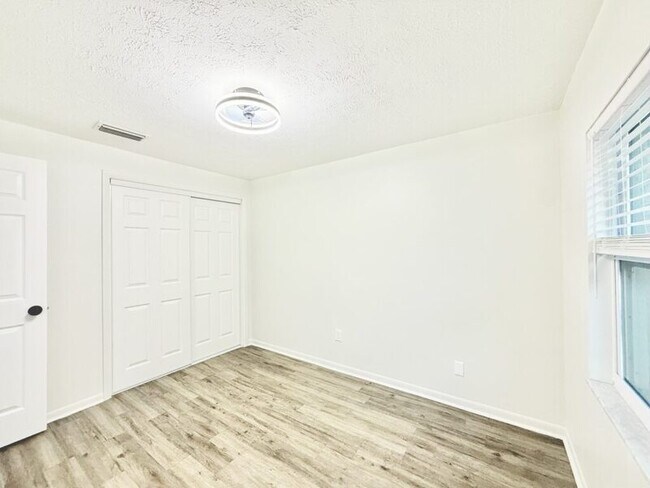 Building Photo - 11705 North Dr