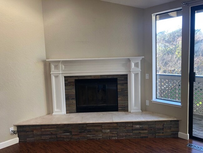 Building Photo - 2Br/2Ba - 1 Car Garage Townhouse in the He...