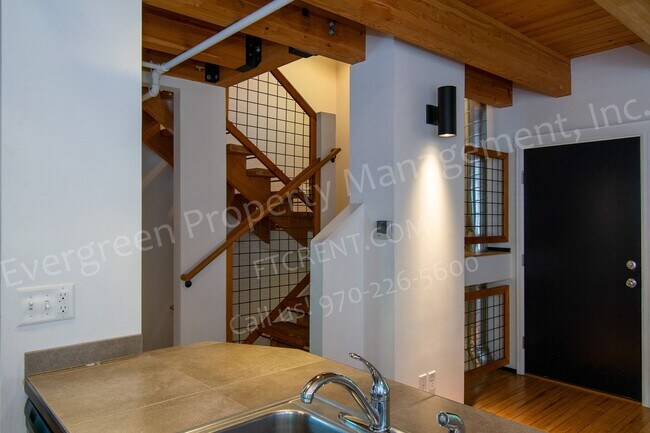 Building Photo - 318-320 W Myrtle