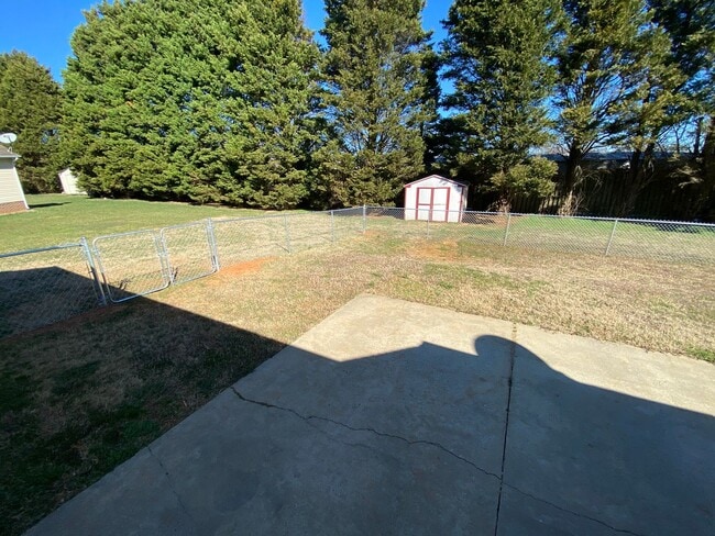 Building Photo - ~Cute 3-Bedroom home w/fenced backyard loc...