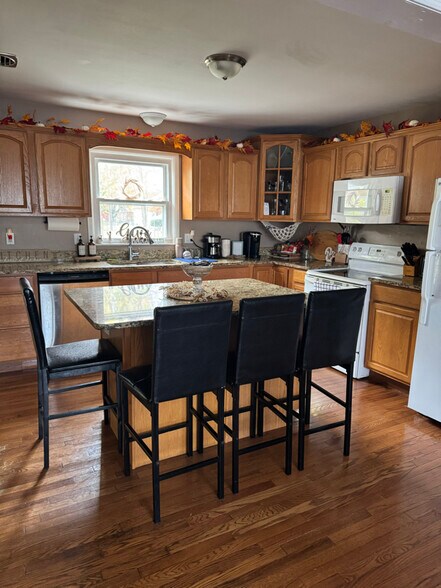 Building Photo - 637 2nd St