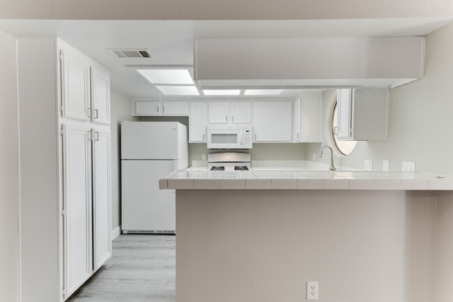 Building Photo - Charming Upstairs Condo with Dual Balconies & Spacious Layout!