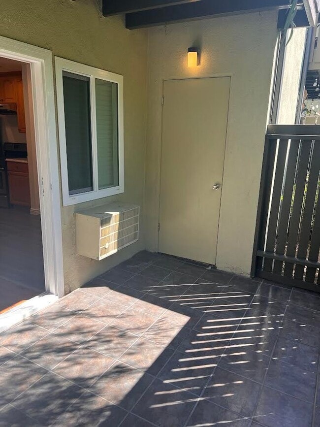 Building Photo - Renovated 2 Bedroom/ 1 Bathroom Condo Available in Culver City $2,600! *MOVE-IN SPECIAL*
