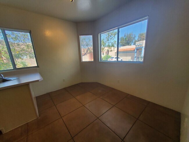 Building Photo - Central Tucson, close to everything, community pool
