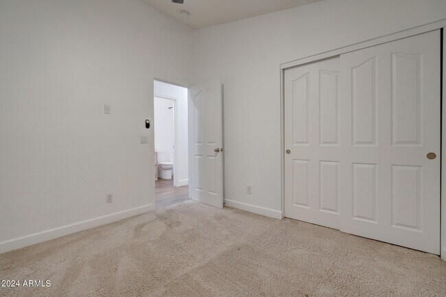 Building Photo - 2203 E Crest Ln