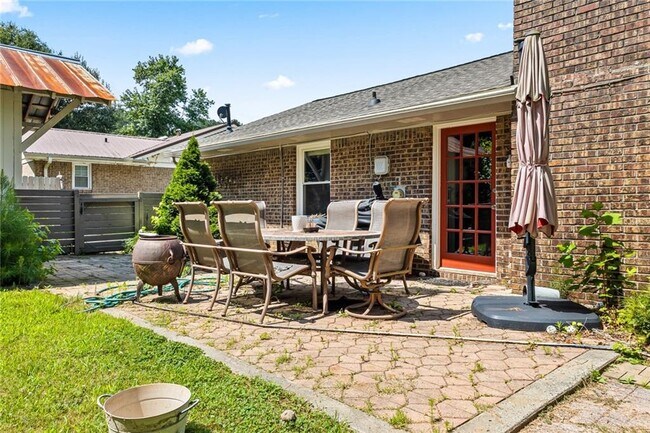 Building Photo - 824 Hickory Ridge Rd SW