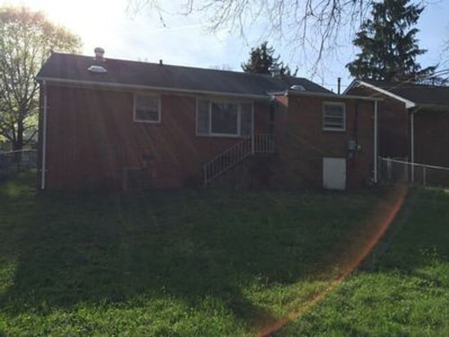 Building Photo - 3 bedroom house in Fulton Hill! Laundry, Central HVAC All electric, big fenced yard, hardwoods