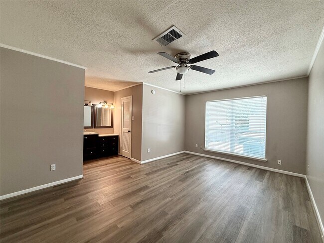 Building Photo - 2517 Bering Dr