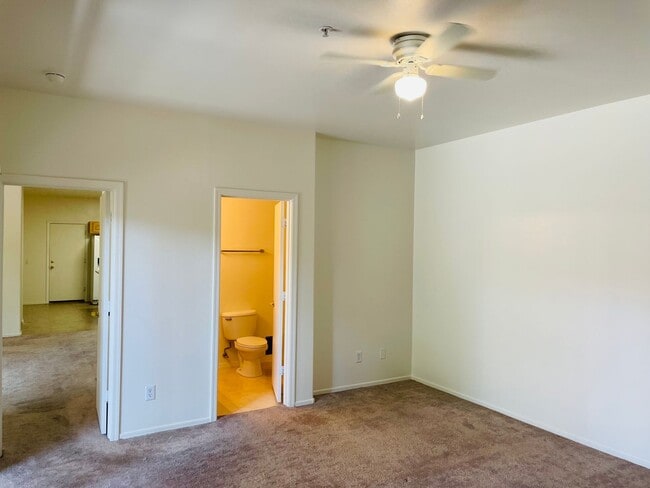 Building Photo - Cottonwood Square/Commons MOVE-IN SPECIAL