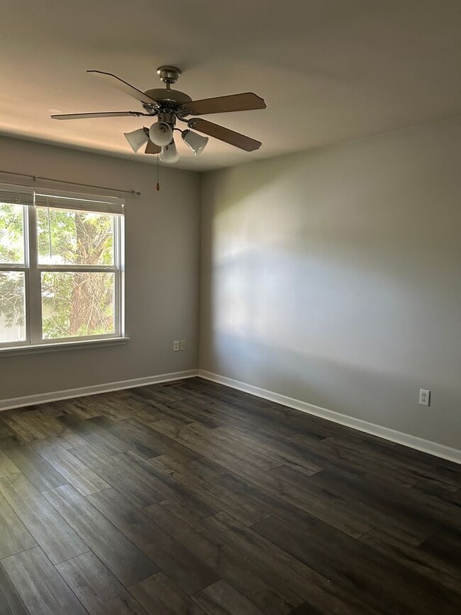 Building Photo - 404 Tailfeather Dr