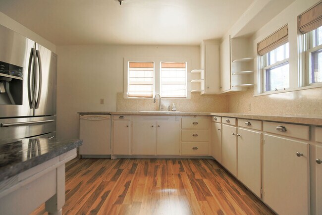 Building Photo - 802 Ussie Ave