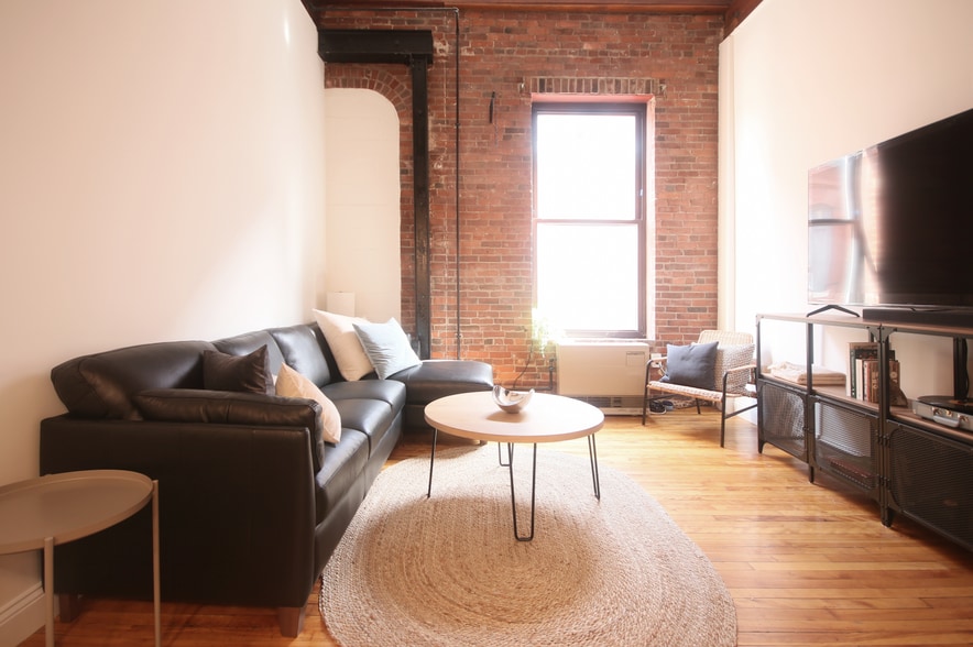 Living Area - 99 Silver St