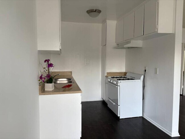 Building Photo - 1.0 bedroom in Los Angeles California 91343