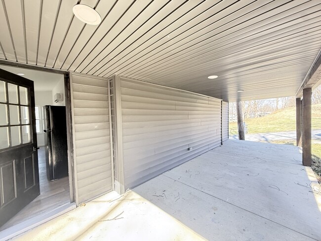 Building Photo - 272 River Rd