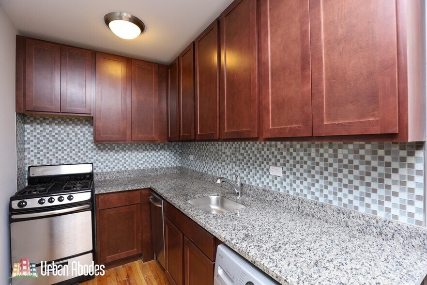 Building Photo - 557 W Arlington Pl