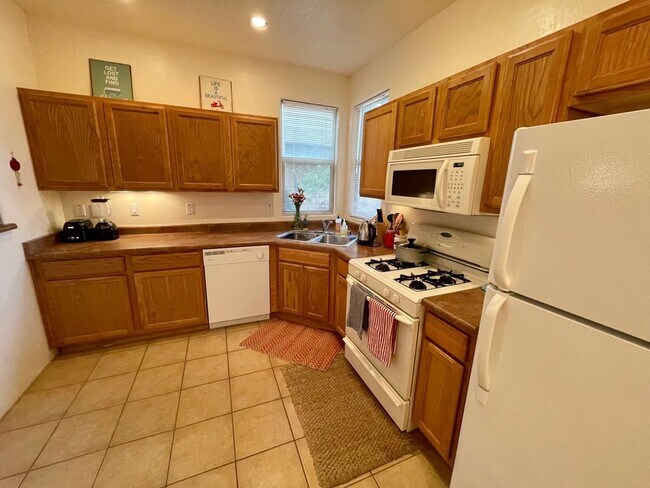 Building Photo - Beautiful Fully Furnished 2 Bedroom Townho...