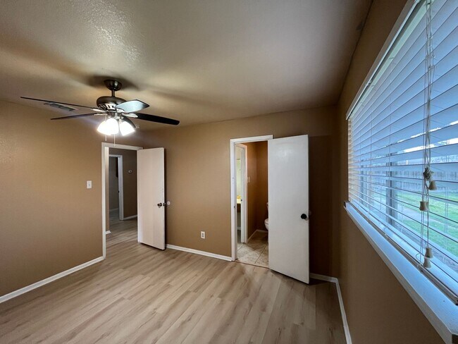 Building Photo - THREE BEDROOM 2 BATH HOUSE ON THE SOUTH SIDE