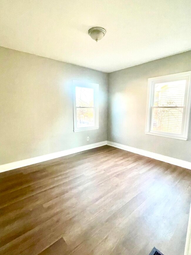 Building Photo - 120 Clyde St