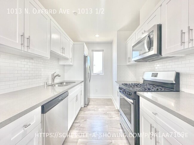 Building Photo - Beautiful new modern 3 story townhome 3 Be...