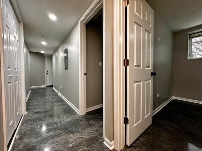 Building Photo - Amazing 4-bed Duplex by UIC