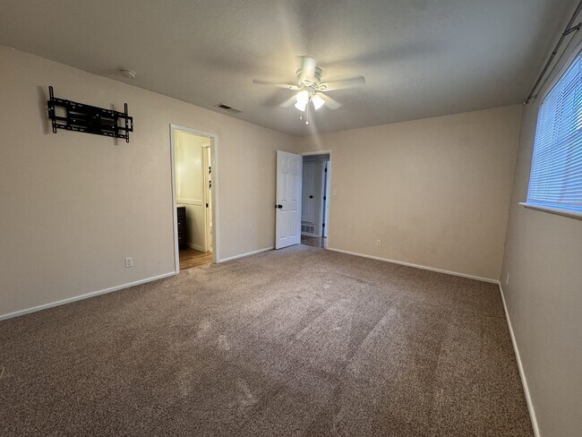 Building Photo - 2301 Perrin Dr