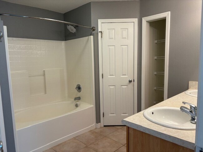 Building Photo - 1833 Sundown Dr