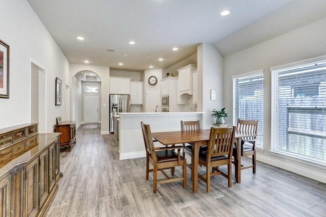 Building Photo - 8126 Silverspot Ln