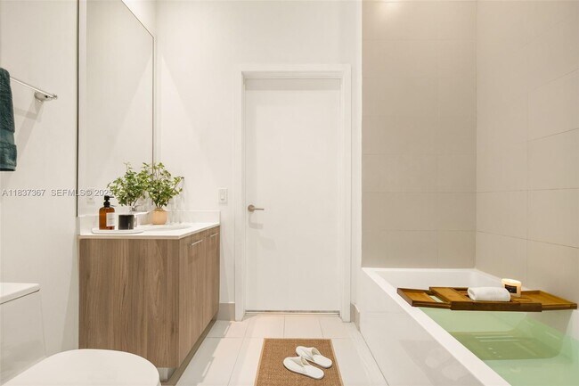 Building Photo - 501 NE 31st St