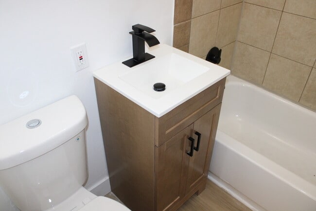 Building Photo - Cozy 2-bedroom, 1 full bath with vanity home located in Kansas City, MO