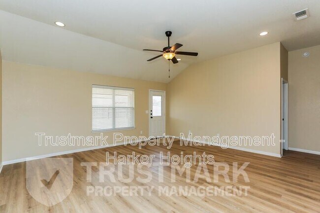 Building Photo - 401 W Libra Dr