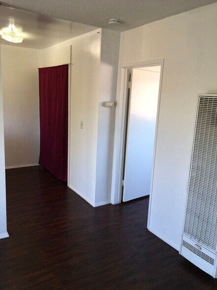 Building Photo - 1129 E Maple St