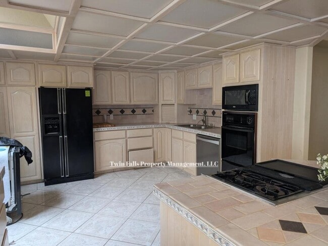 Primary Photo - 917 Main St