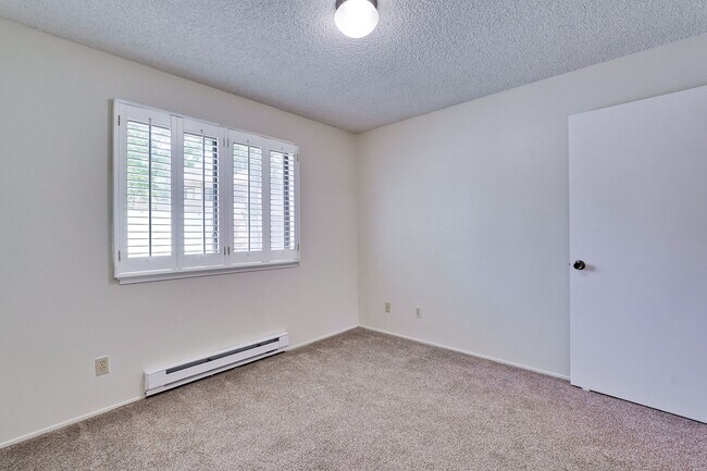 Building Photo - 1st floor corner unit - In Door Laundry- Easy Access to 880 and 237