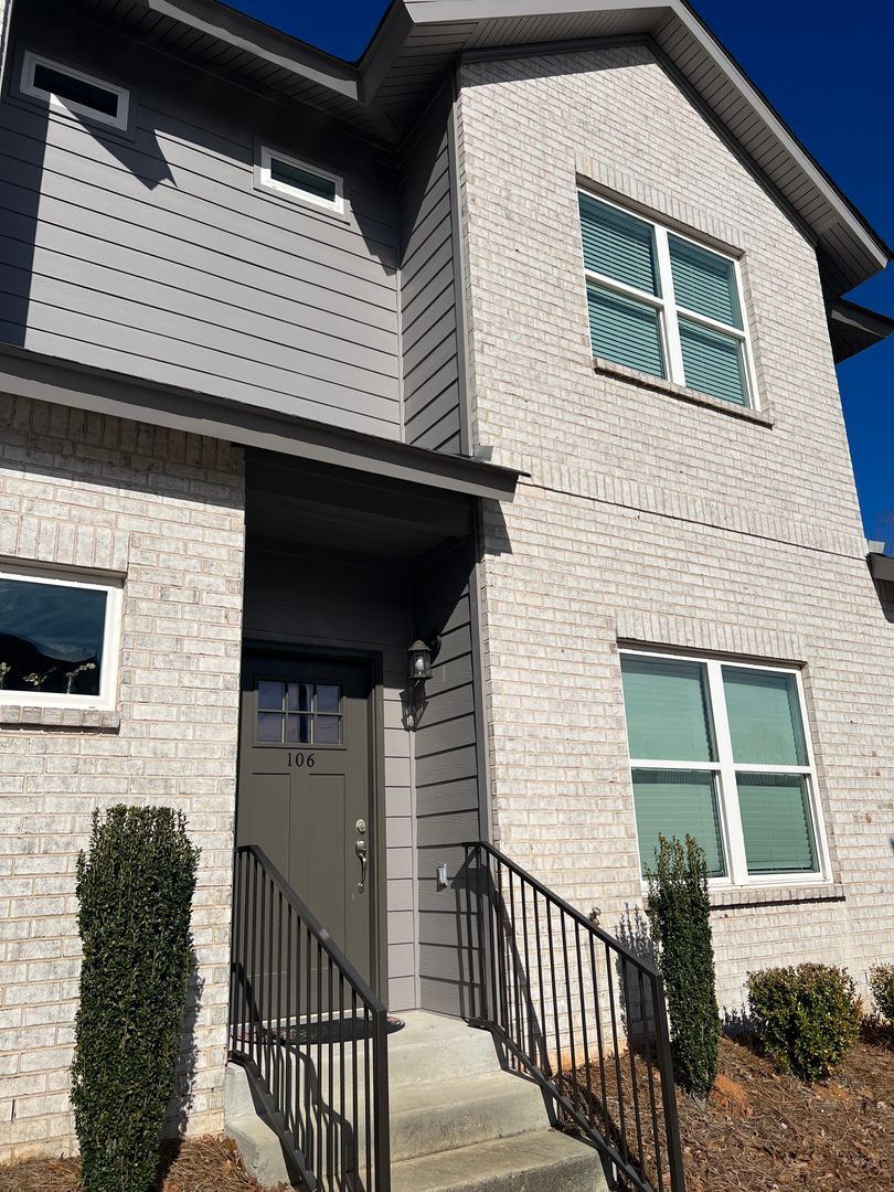 Building Photo - College Oaks E-106