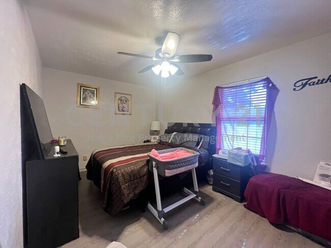 Building Photo - Spacious 2/1.5 Apartment in Denton Ready for Immediate Occupancy!